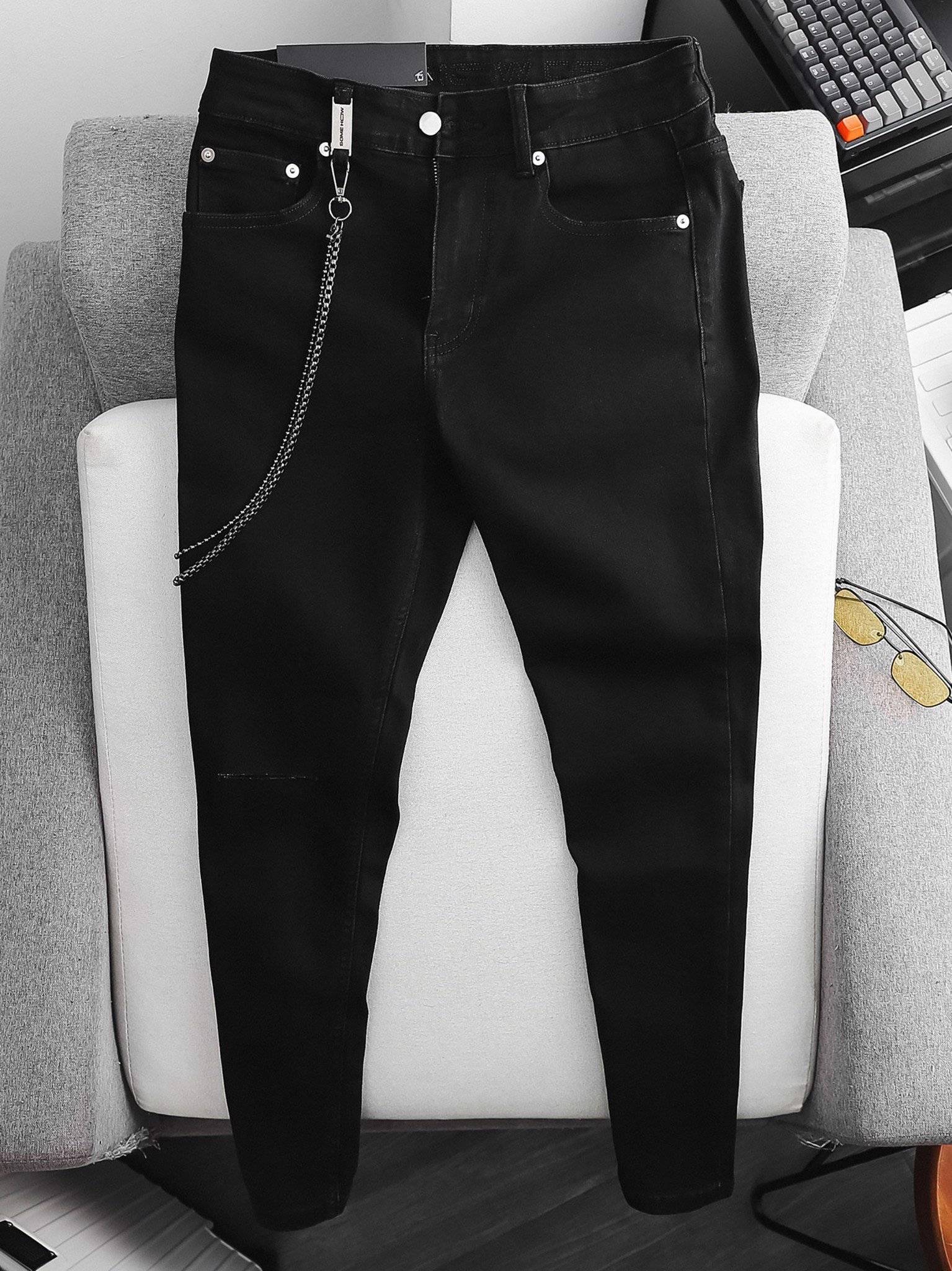 Knee Ripped Black Denim Skinny Jeans With Chain Knee Ripped Black Denim Skinny Jeans With Chain