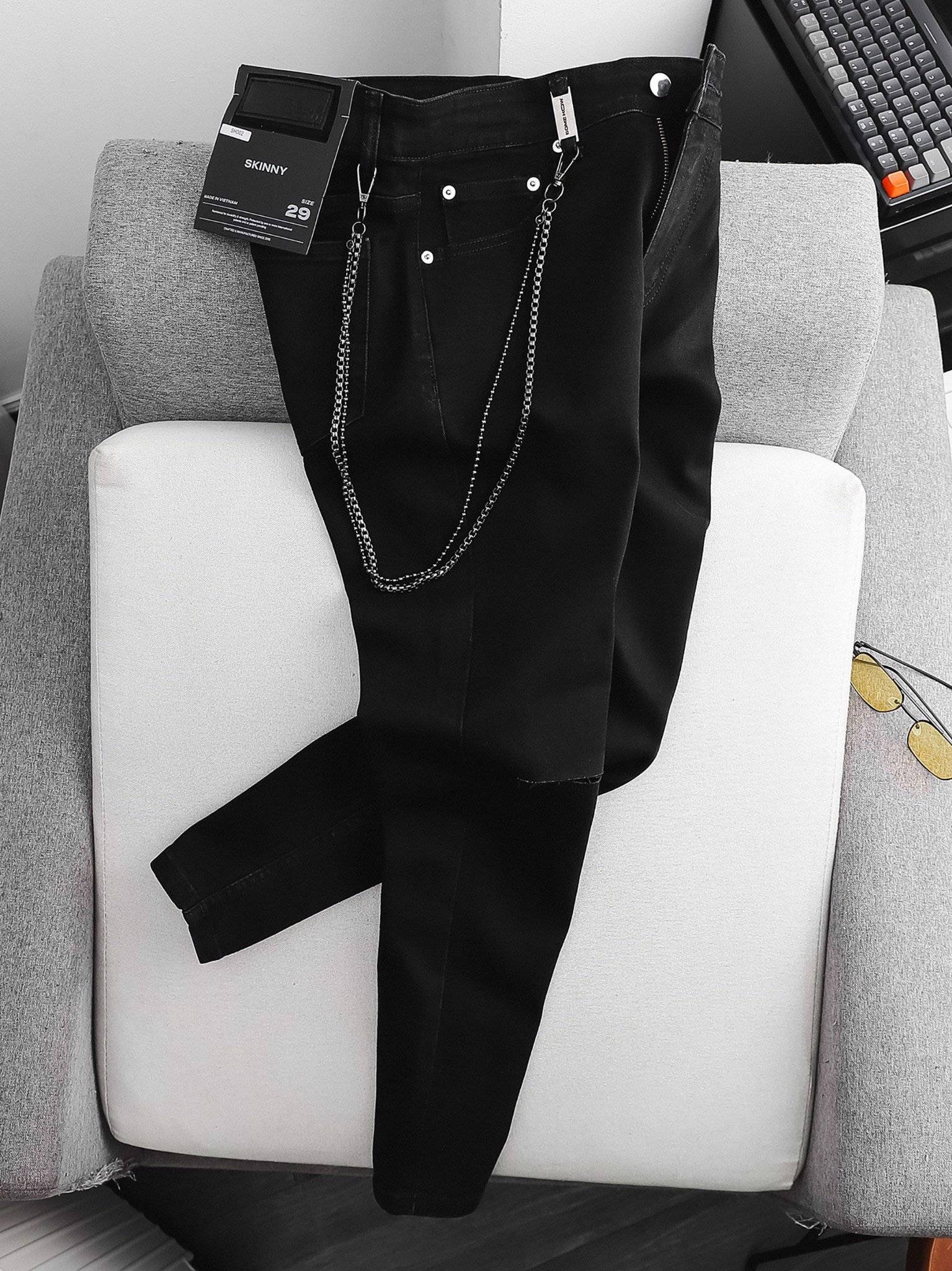 Knee Ripped Black Denim Skinny Jeans With Chain Knee Ripped Black Denim Skinny Jeans With Chain
