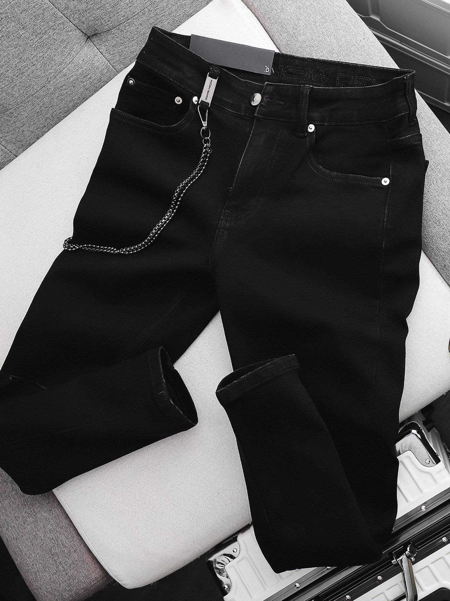 Knee Ripped Black Denim Skinny Jeans With Chain Knee Ripped Black Denim Skinny Jeans With Chain