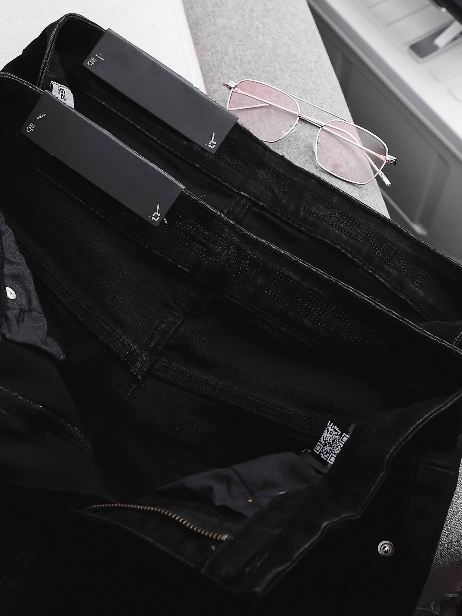 Black Denim Jeans With Chain Black Denim Jeans With Chain